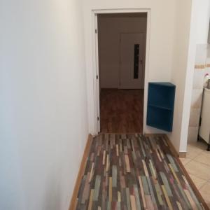 an empty room with a rug on the floor at Ruud Mall in Timişoara