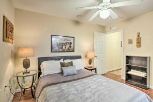 um quarto com uma cama, uma ventoinha de tecto e uma lareira em Tallahassee Townhome 4 Mi to College Town! em Tallahassee