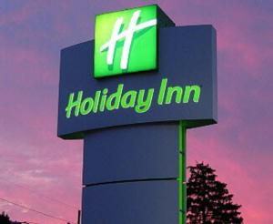 a hilleyim sign on top of a building at Holiday Inn & Suites - Barstow by IHG in Barstow