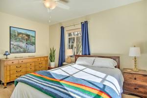 sypialnia z tęczowym kocem na łóżku w obiekcie Centrally Located Tucson Home about 5 Mi to Dtwn! w mieście Tucson