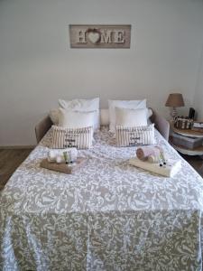 a bed with two sets of towels on it at Sanary sur mer, Soleil et douceur I in Sanary-sur-Mer