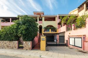 een appartementencomplex met een gele brievenbus ervoor bij Attico il Mandorleto in Villasimius