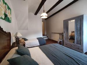 - une chambre avec 2 lits et un miroir dans l'établissement La Antigua Posada, à Linares de Mora