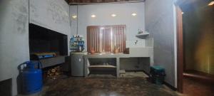 賈夫納的住宿－Aache Veedu Farm House，客房内的盥洗盆浴室