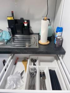 un cajón de la nevera lleno de utensilios en un mostrador en 2Schlafenzimmer waschen möglich, en Mönchengladbach