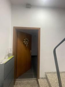 a room with a door with a flower on it at 2Schlafenzimmer waschen möglich in Mönchengladbach