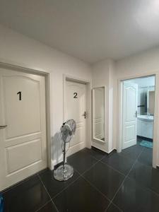 a room with two doors and a fan on the floor at 2Schlafenzimmer waschen möglich in Mönchengladbach