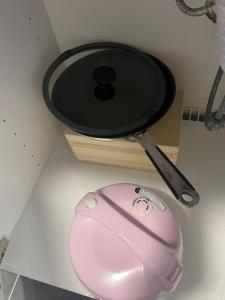 um rato de computador rosa sentado em cima de uma mesa em 2Schlafenzimmer waschen möglich em Mönchengladbach