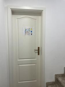 Eine weiße Tür mit einem Bild drauf. in der Unterkunft 2Schlafenzimmer waschen möglich in Mönchengladbach
