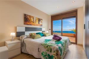 ein Schlafzimmer mit einem Bett mit Blick auf das Meer in der Unterkunft Villa Origami in Lloret de Mar + 19 Fotos