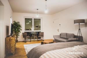 um quarto com uma cama e uma sala de estar em TempMents em Berlim