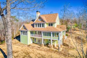Mill SpringにあるSecluded Lake Houseの木立の丘の上の家