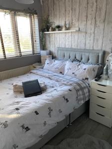 um quarto com uma cama com um computador portátil em Willow Guest House em Norwich