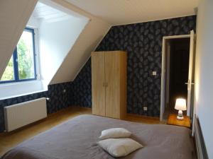 LicquesにあるGîte du Moulinのベッドルーム1室(枕2つ付)