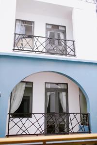 un edificio azul y blanco con balcón en Cá House en Quy Nhon