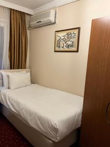 Postel nebo postele na pokoji v ubytování Paris Hotel