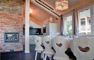 Awesome Home In Turrach With 5 Bedrooms And Saunaにあるレストランまたは飲食店