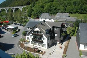 eine Luftansicht eines Hauses in einer Stadt mit einer Brücke in der Unterkunft Haus am Stryckweg in Willingen