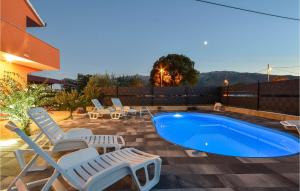uma piscina com espreguiçadeiras e uma piscina em Gorgeous Home In Dugopolje With Kitchen em Kapela