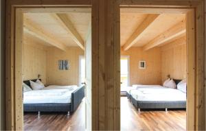 トゥルラッハー・ヘーエにあるBeautiful Home In Turrach With 4 Bedrooms And Internetのベッド2台 木製の壁の部屋