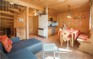 ホーエンタウアーンにあるStunning Home In Hohentauern With 3 Bedroomsのリビングルーム(青いソファ、テーブル付)