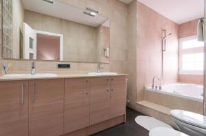 Bathroom sa Alos Apartments Paseo de Gracia-Diagonal