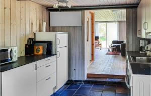uma cozinha com um frigorífico branco num quarto em Amazing Home In Anholt With Kitchen em Anholt