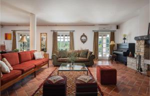 un soggiorno con divano e pianoforte di Amazing Home In Poropati With 4 Bedrooms, Wifi And Outdoor Swimming Pool a Boškari