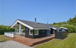 エーベルトフトにあるNice Home In Ebeltoft With 3 Bedrooms, Sauna And Wifiの木製デッキ付黒家