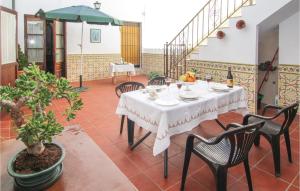 Villaviciosa de CórdobaにあるNice Home In Villaviciosa De Cordob With 4 Bedrooms, Wifi And Outdoor Swimming Poolのダイニングルーム(テーブル、椅子付)