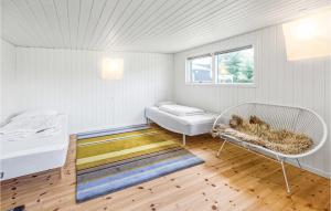 カロンボーにあるAwesome Home In Kalundborg With 3 Bedrooms And Wifiのベッド2台と窓が備わる客室です。