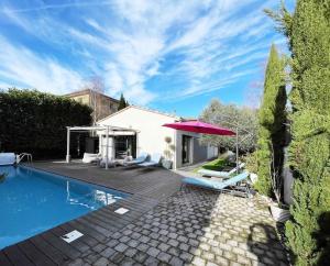 eine Villa mit einem Pool und einem Haus in der Unterkunft Chill & Work - Villa spa & piscine à Toulouse in Toulouse