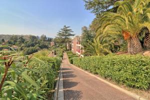 eine Straße mit Palmen an der Seite eines Gebäudes in der Unterkunft Cocon cannois in Cannes