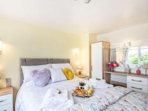 a bedroom with a bed with towels on it at Comfy Kozy Cottage in Louth