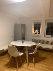 una mesa blanca y sillas en una habitación en Ferienwohnung Lukas en Frielendorf
