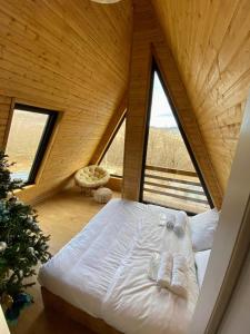 ein Schlafzimmer mit einem Bett in einem Zimmer mit Fenstern in der Unterkunft Akhatani Inn in Akhatani