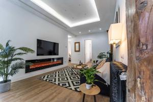 salon z kanapą i kominkiem w obiekcie Premium Apartment La Latina w Madrycie