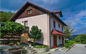 ein kleines Haus mit einem Holzdach und einer Treppe in der Unterkunft Stunning Home In Kostel With 4 Bedrooms And Wifi in Vrh pri Fari