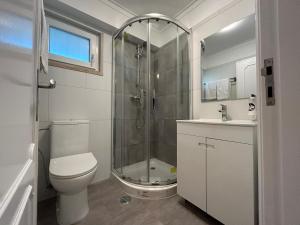 y baño con ducha, aseo y lavamanos. en Discovery Apartment Carnaxide, en Carnaxide
