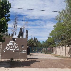 a sign at the entrance to a campouanauana lives lives zoo at Casas de Campo Los Corralitos in Mendoza