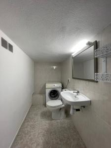 ペニスコラにあるAlpen 1 Atalayasのバスルーム(トイレ、洗面台付)