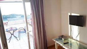 Televízia a/alebo spoločenská miestnosť v ubytovaní Apartments city center M&M