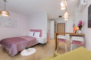 Habitación de hotel con cama y cocina en Old Town Szczecin Pink, en Szczecin