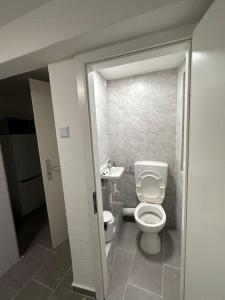 a small bathroom with a toilet and a sink at Mini Appartement neben Theater in Duisburg