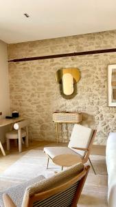 sala de estar con sofá y mesa en La Maison Verchant, en Montpellier