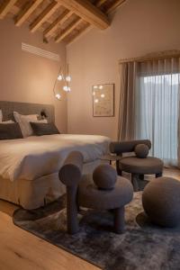 1 dormitorio con 1 cama, 2 sillas y mesa en La Maison Verchant, en Montpellier