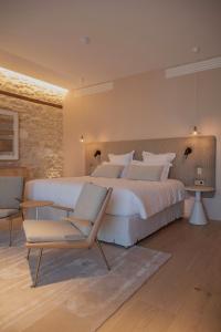 1 dormitorio grande con 2 camas y 1 silla en La Maison Verchant en Montpellier
