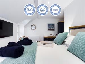 a bedroom with blue and white plates on the wall at Driftwood Boutique Guest House in Rhosneigr