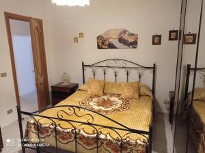 1 dormitorio con 1 cama con cabecero de hierro forjado en Casa Tesoro, en Cisternino