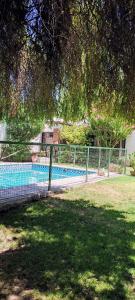una valla junto a una piscina en un patio en Corazón de Chacras en Chacras de Coria